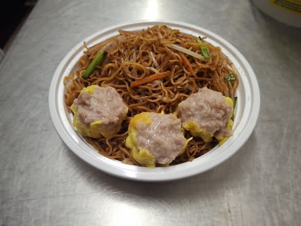 Pork Dumplings with Chow Mein 烧卖加炒面